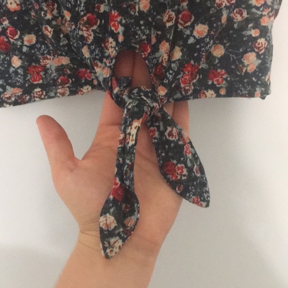 🌸🌺 Floral spaghetti strap tank top 🌸🌺 - Picture 3 of 6